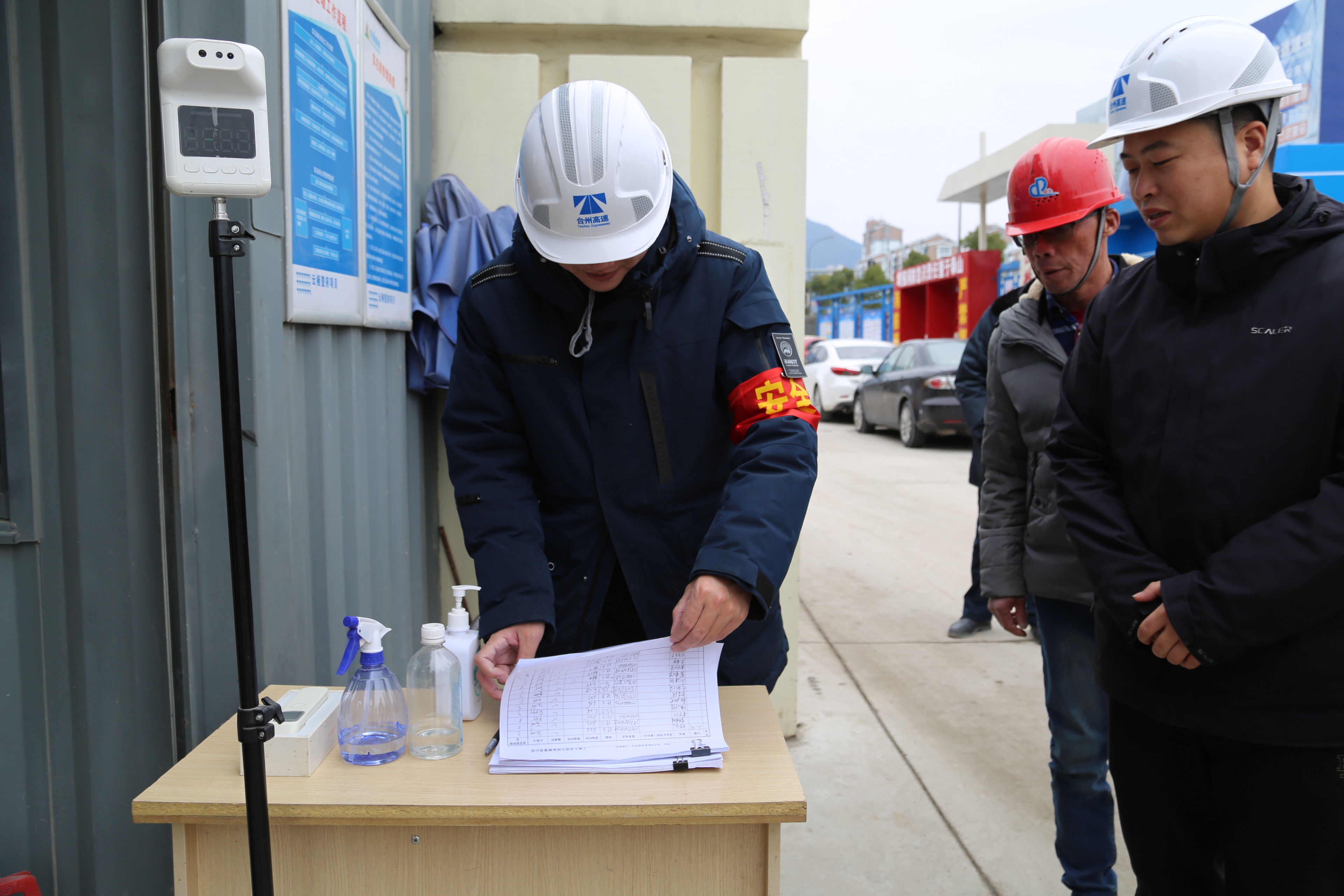 1645758032411729.jpg 圖為 檢查組檢查防疫臺(tái)賬.JPG