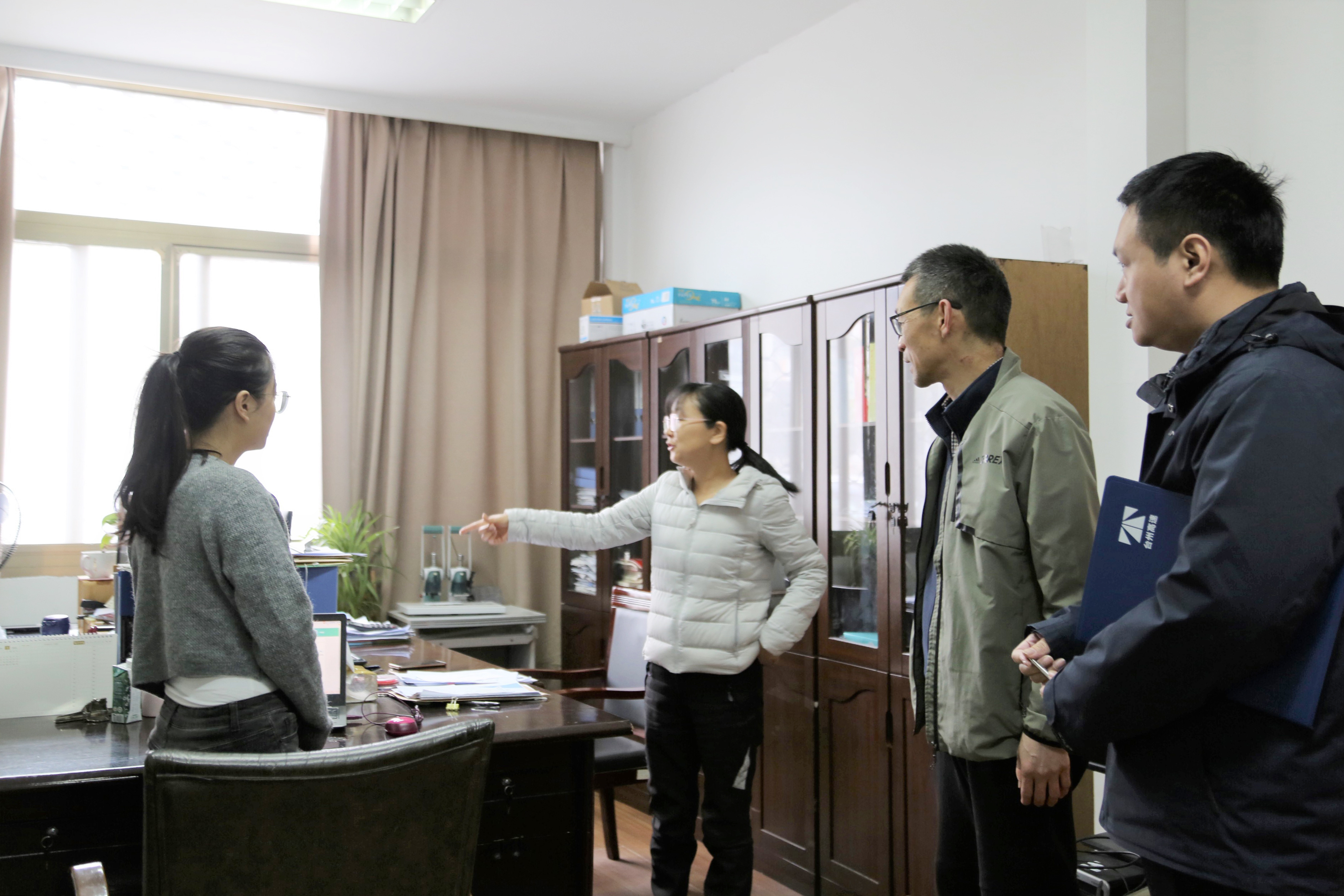 1646275293965873.jpg 圖為 檢查組在辦公區檢查.JPG