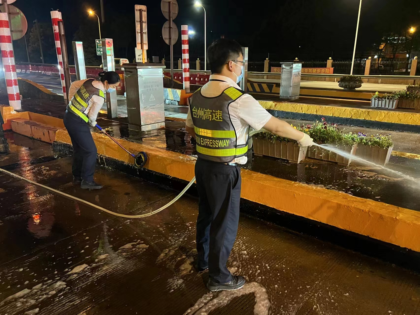 1684174844859861.jpg 20230511 圖為車道打掃現場 崔翔浩攝 (2).jpg